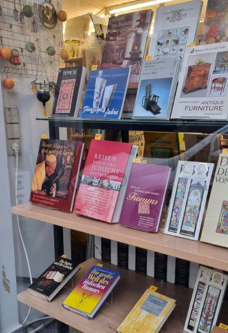 Bücher zu verschiedenen Themen im Schaufenster des Antiquariates in Schwäbisch Gmünd.