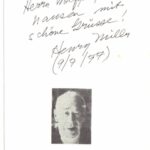 Miller, Henry (1891-1980 - amerikanischer Schriftsteller). Eigenhändige Widmung und Unterschrift auf postkartengroßem weißen Karton.