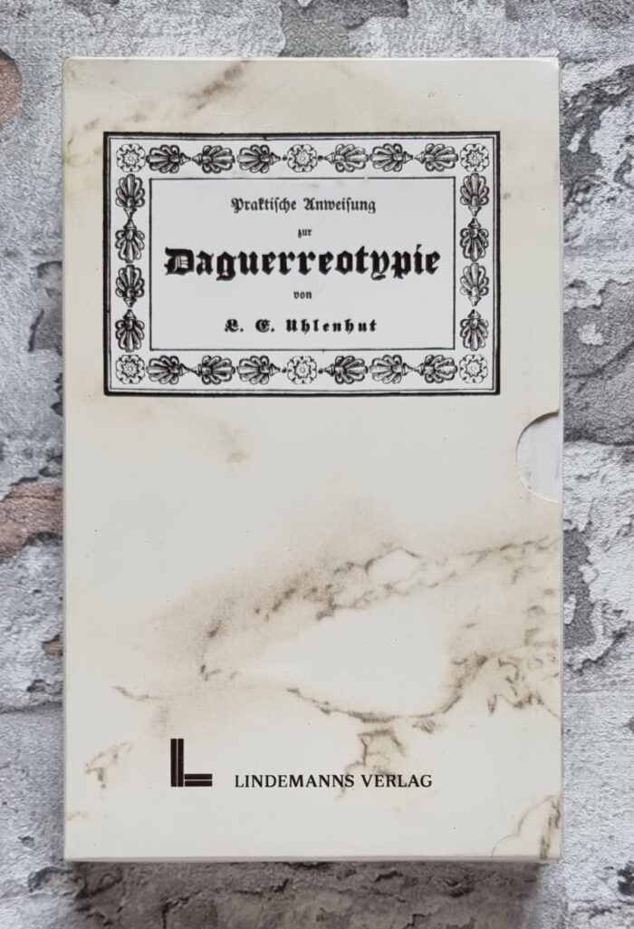 Uhlenhut, L. E. Praktische Anweisung zur Daguerreotypie. [UND] Das Geheimnis der Daguerrotypie, oder die Kunst : Lichtbilder durch die Camera obscura zu erzeugen. – Bild 2