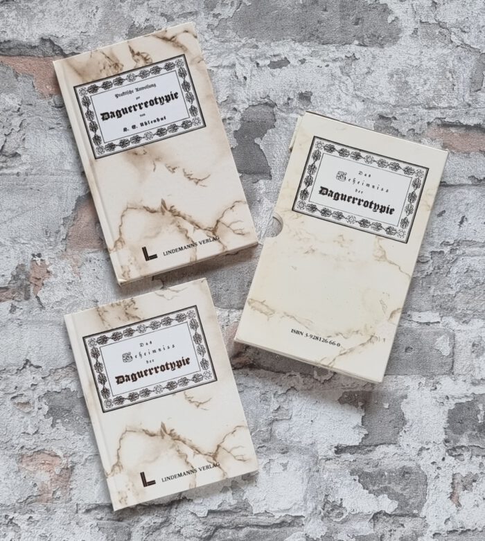 Uhlenhut, L. E. Praktische Anweisung zur Daguerreotypie. [UND] Das Geheimnis der Daguerrotypie, oder die Kunst : Lichtbilder durch die Camera obscura zu erzeugen. – Bild 1