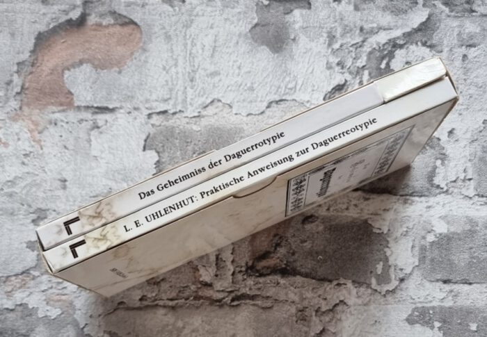 Uhlenhut, L. E. Praktische Anweisung zur Daguerreotypie. [UND] Das Geheimnis der Daguerrotypie, oder die Kunst : Lichtbilder durch die Camera obscura zu erzeugen. – Bild 3