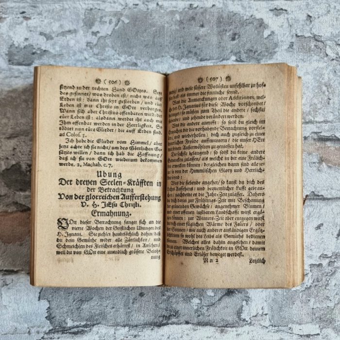 Ettori, Camillo. Heilige Einöde in welcher binnen Acht oder zehen Tägen Durch Betrachtung der ewigen Wahrheiten / und Grundsätzen unsers Glauben Nach Anweisung der Geistl. Ubungen Des H. Ignatii de Lojola Das Heyl der Seelen Höchst nutzlich kan befördert werden / Erstlich Vor alle / so wohl Geistliche als Weltliche beschrieben in Wällischer Sprach Von Camillo Hectoreo Soc. Jesu, und schon zum siebendenmal gedruckt / Nachmahls ins Lateinische übersetzet durch Henricum Heinsberg ex eadem Soc. Nun aber absonderlich Vor jene / welche in vorigen Sprachen unerfahren / so viel sie brauchen / auch in Teutscher Sprach an Tag gegeben / wiederum durch Einen Priester aus gemeldter Soc. Jesu. (4 Teile in einem Band). – Bild 3