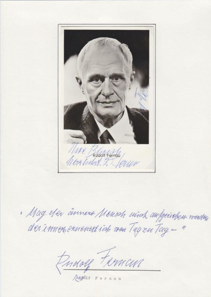 Fernau, Rudolf (1898 bis 1985; Theater- und Filmschauspieler). Eigenhändiges Widmungsblatt und Portraitphotographie mit eigenhändiger Unterschrift recto und verso kurzes Dankschreiben. – Bild 1