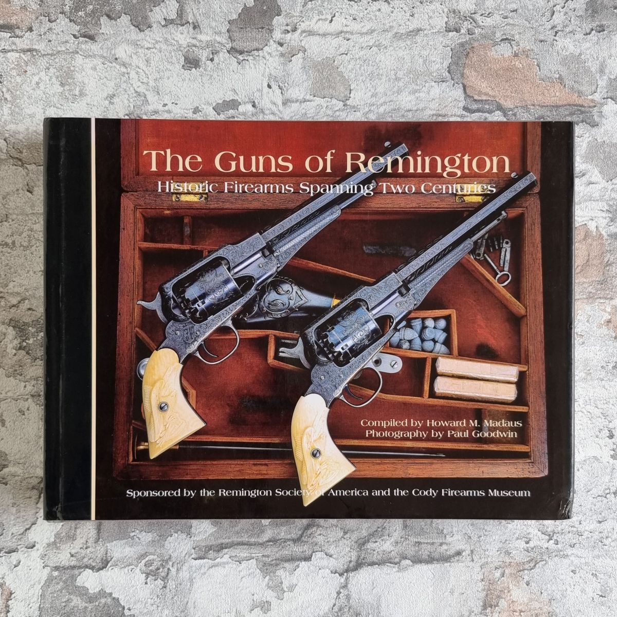 34468-001-madaus-guns-of-remington-schutzumschlag-vorne Madaus, Howard Michael and Simeon Stoddard (Hrsg). The Guns of Remington. – Bild 1