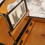 Photographie - Konvolut von 1285 Stereobildern mit großem aufklappbaren Tischbetrachter für Durchlicht (Graphoskop/Stereoskop).