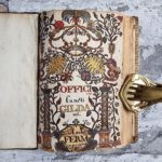 Kleines, prachtvoll illuminiertes Antiphonar. Ferment, Ludovicus (Schreiber). Officium Sancti Gildardi et Festo Scti. Romani.